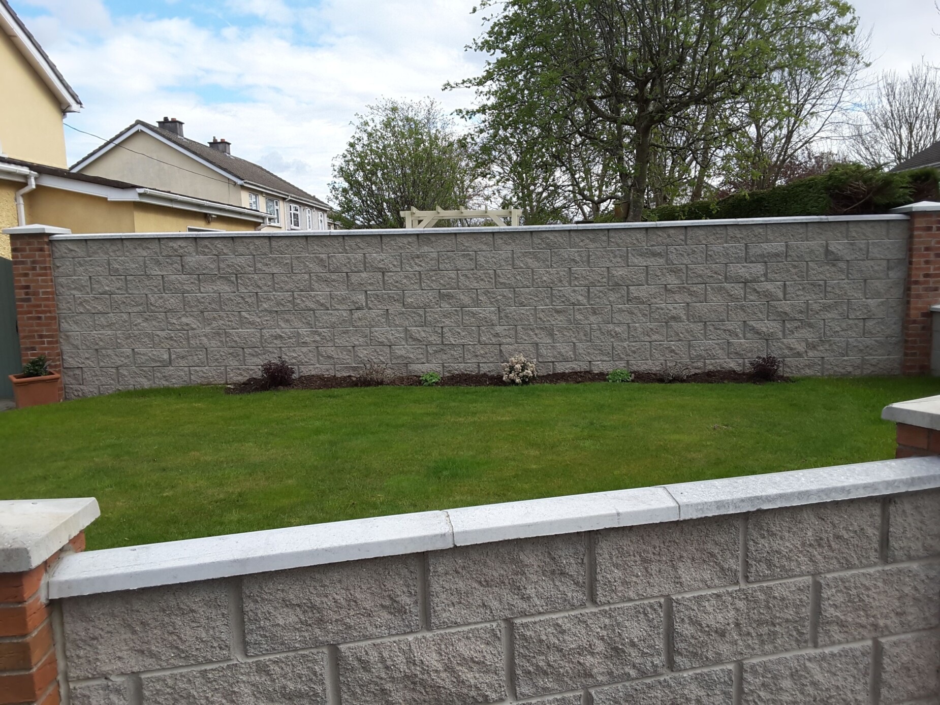 Blockwall paving kerbs artificial grass